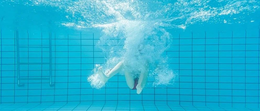 <b>游泳池水发绿是什么原因，怎么解决它！</b>