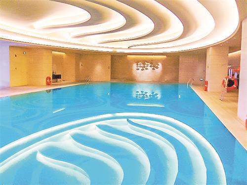 室内游泳池恒温用什么设备比力好？